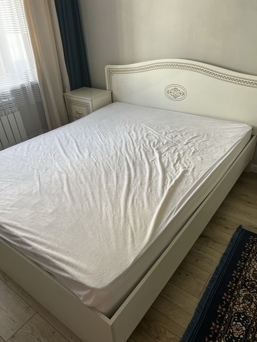 Продам кровать и две тумбочки