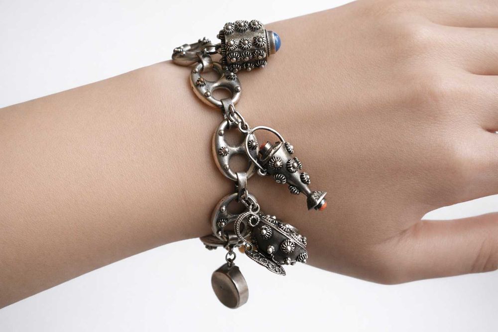 Brățară din argint – stil Etruscan Revival, cu 4 charmuri
