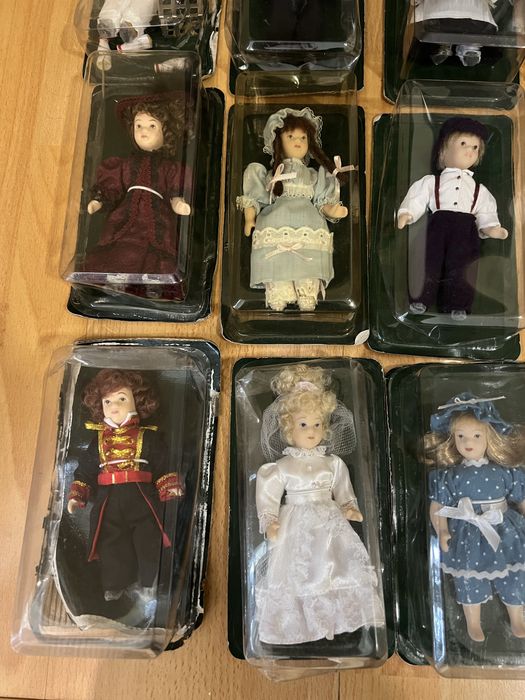 Колекция от 21бр. порцеланови кукли