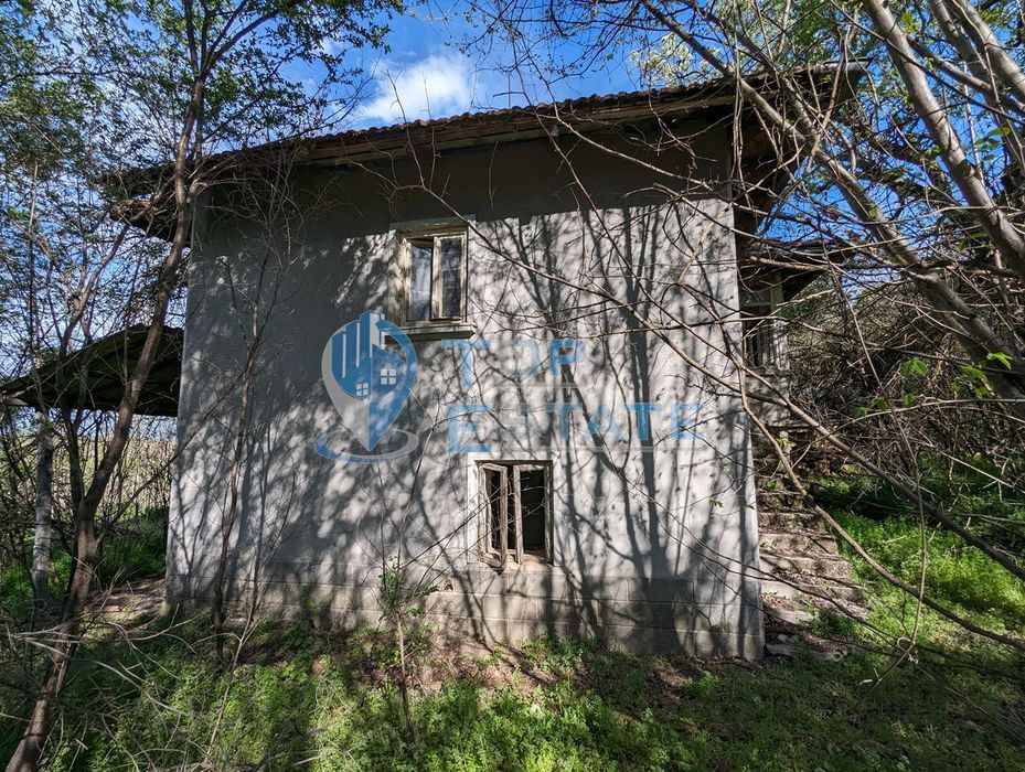 Стара къща с голям двор и кладенец в село Страхилово