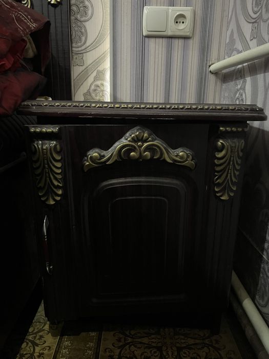 Spalniy mebel shkaf va divan yaxshi holatda