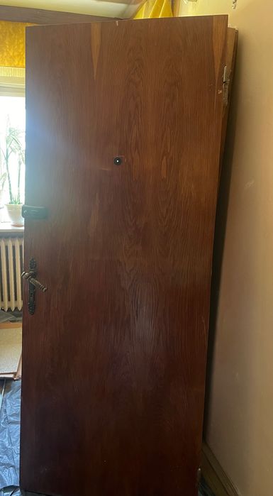 vand usi interior /usa de exterior ( apartamen) aspect lemn cu broasca