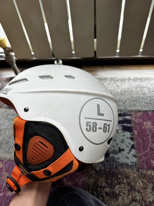 Горнолыжный шлем