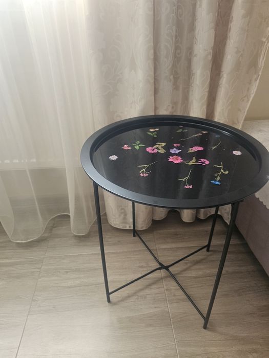 Масичка за кафе с цветя и епоксидна смола