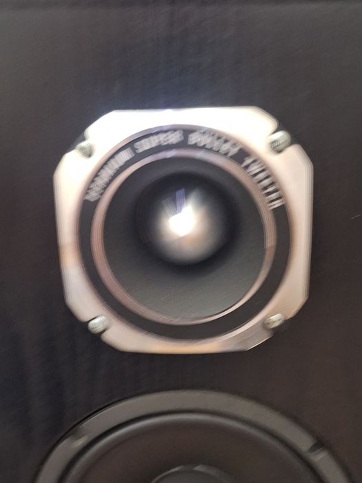 Boxe hi fi pe 8 ohmi 200wati, cu difuzoare beyma  cu diametru de 12 inch, versatile 12g40 beyma ,înălțime 1, 25 m,adâncime 40 cm,38 lățime.
