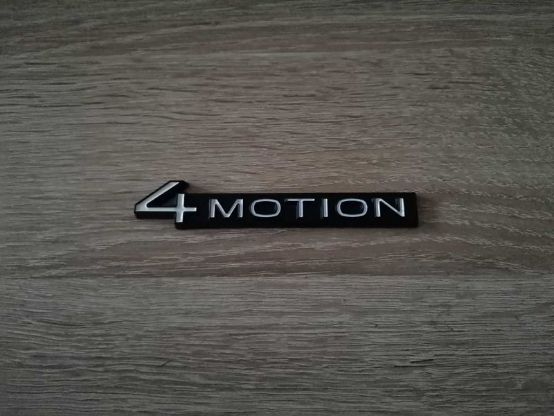 Volkswagen 4Motion бяло с черно емблема нов стил