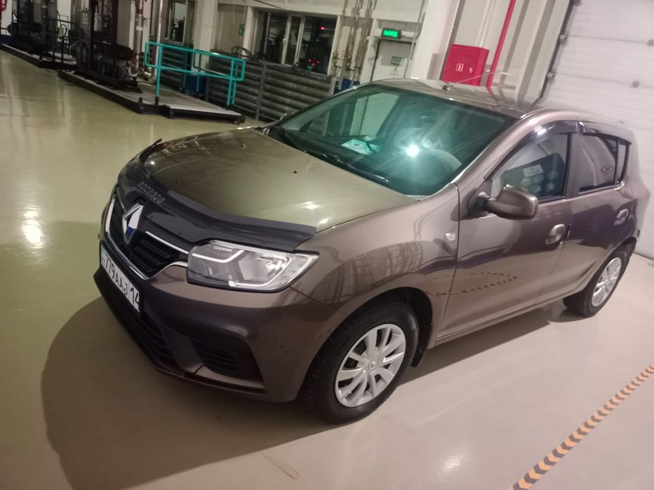 Продам машину Рено Сандеро