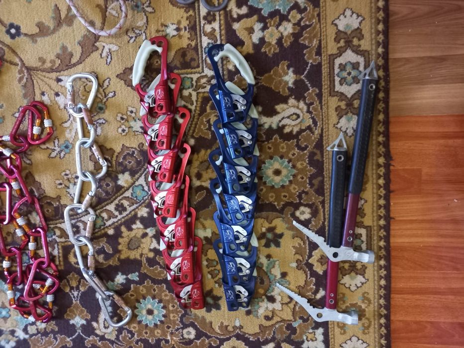 Альпинистское снаряжение, подходит также для туристов и промальпа