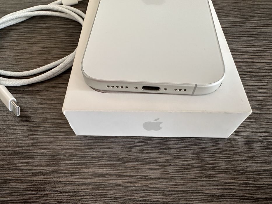 iPhone 16 128GB white