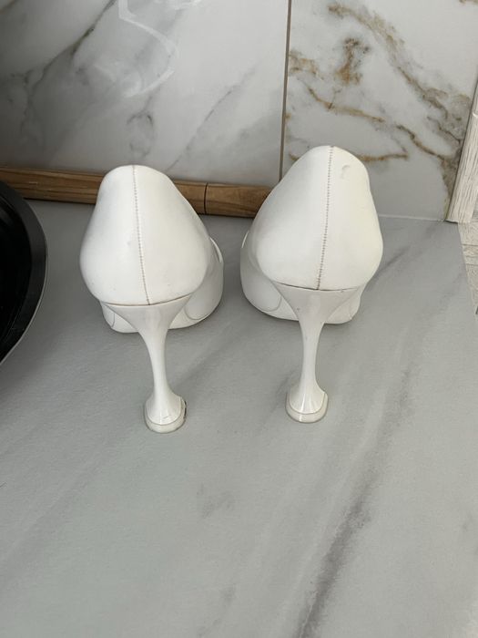 Продаю каблук белый 38размер