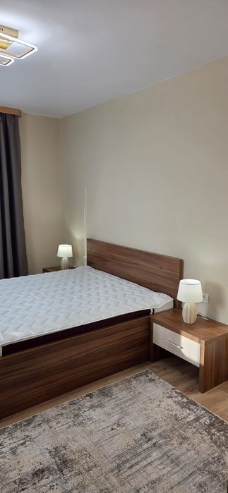 Inchiriez apartament la casă