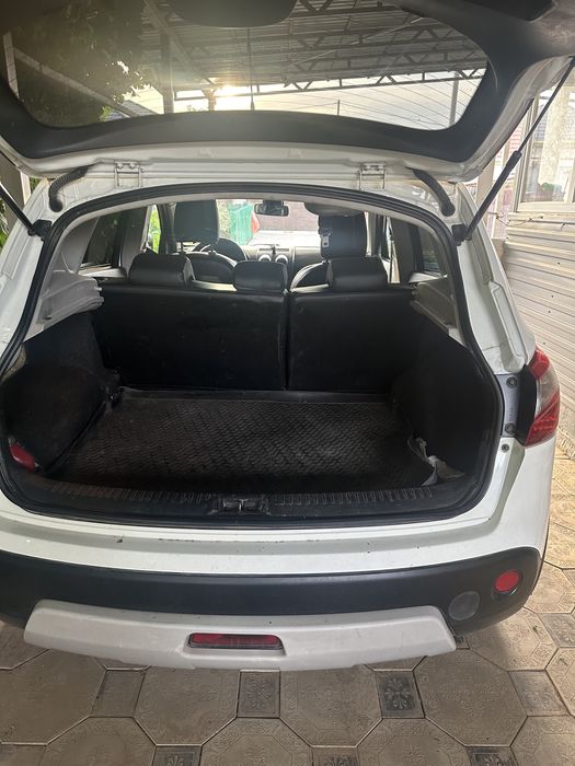 Легковой автомобиль Nissan Qashqai 2012 года