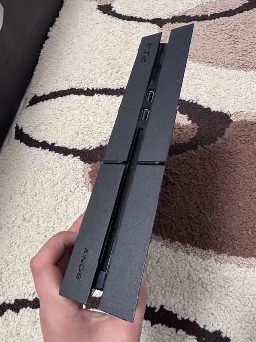 PS4 + 2 controllere + cont FC 25 – întreținut