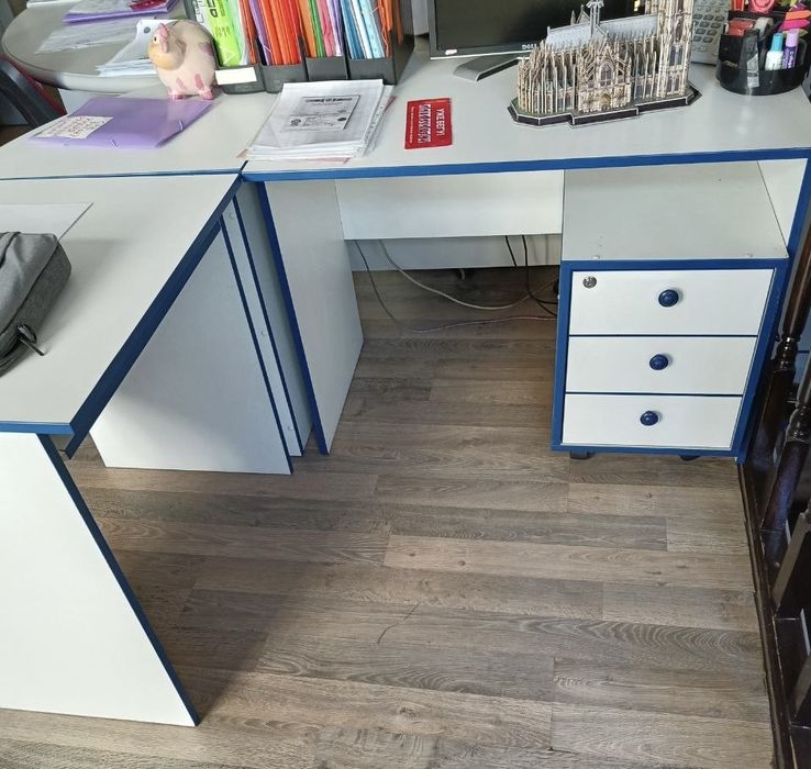 Белый письменный стол и полки