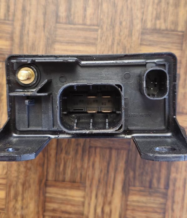 Чисто ново.  Реле подгревни свещи Hitachi Mercedes 250TD 300TD 270CDI