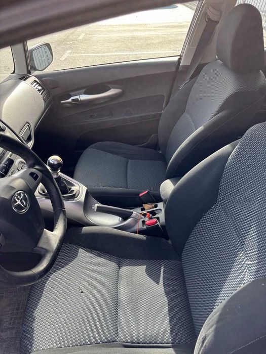 Продавам Toyota Auris 2.0 D4D