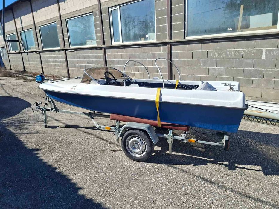 Лодка тримаран с колесар с регистрация
