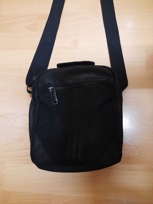 Мъжка черна стилна чантичка с множество отделения, ципове и презрамка