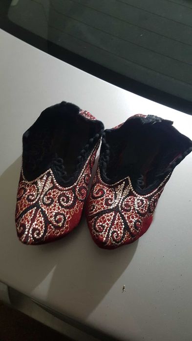 Родопски терлици с ръчна бродерия от копринен конец