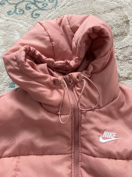 Капитонирано яке Nike