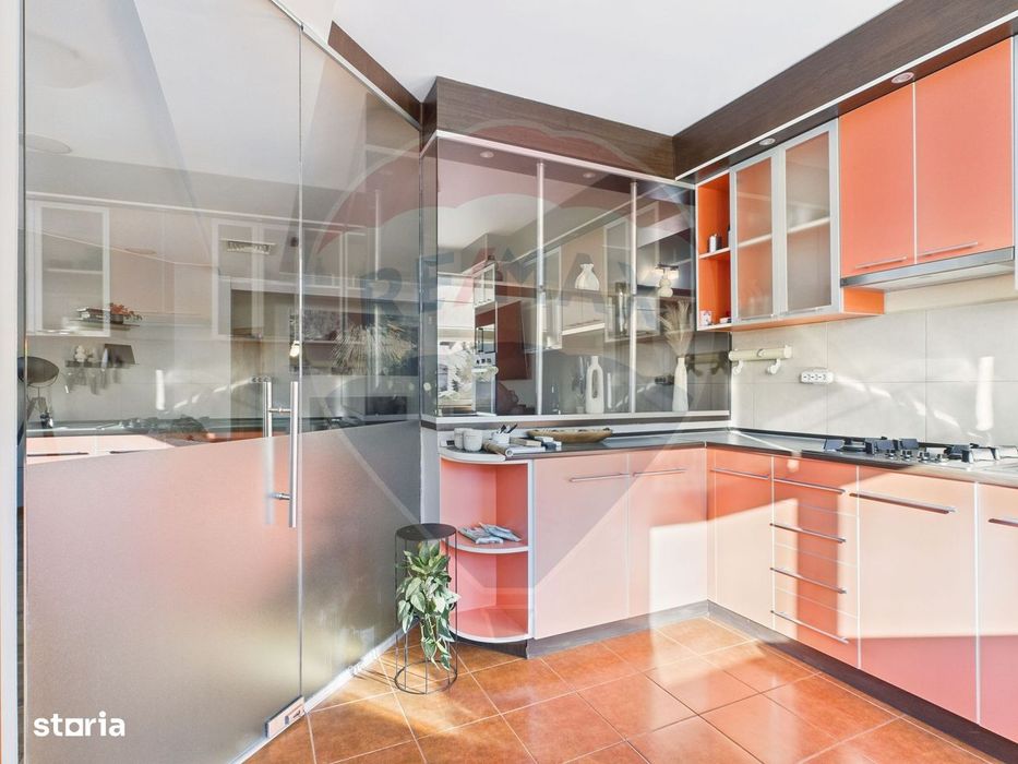 De inchiriat apartament 4 camere | Curte 127 mp | Foisor & parcare