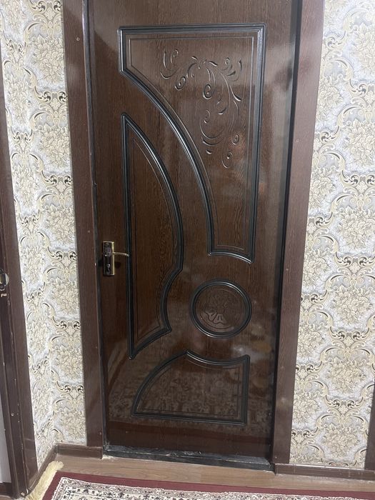 Uy uchun eshiklar sotiladi yangiday turibdi