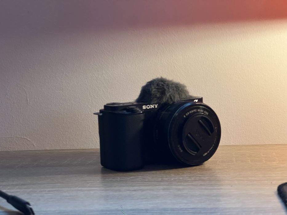 Sony ZV-E10+doua carduri cadou+ sony 35 1.8 OSS (separat)