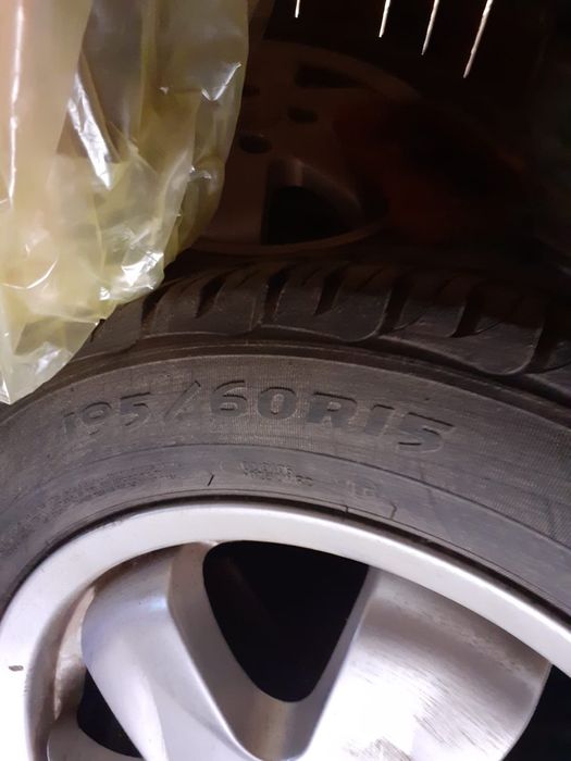 Jante de aluminiu și cauciucuri aproape noi