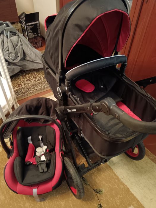 Продаётся : в хорошому состоянии, детская коляска и кровать.