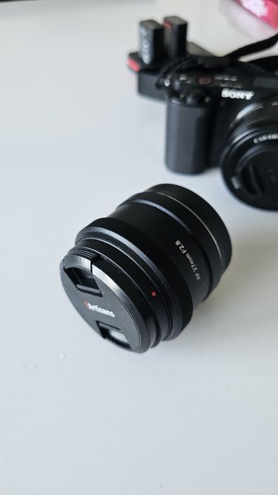SONY ZV E10 1 cu 2 OBIECTIVE, 3 baterii incarcator