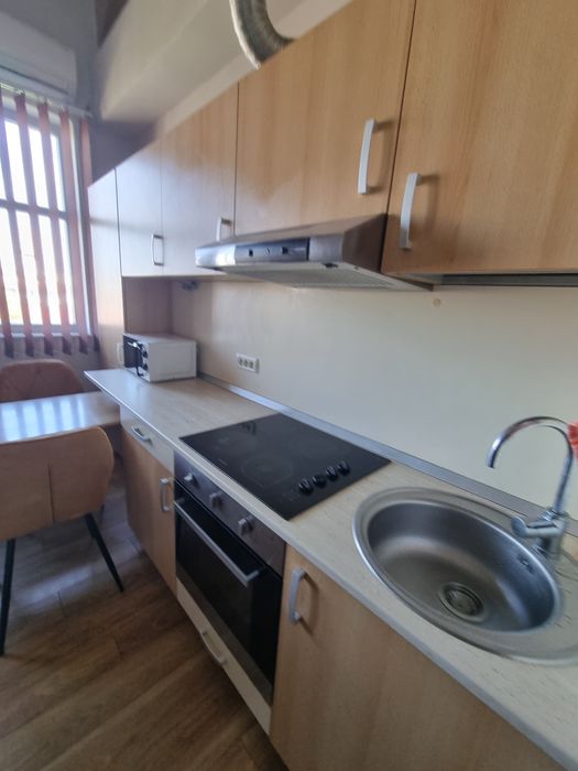 Proprietar inchiriez apartament cu o camera si living plus bucatarie
