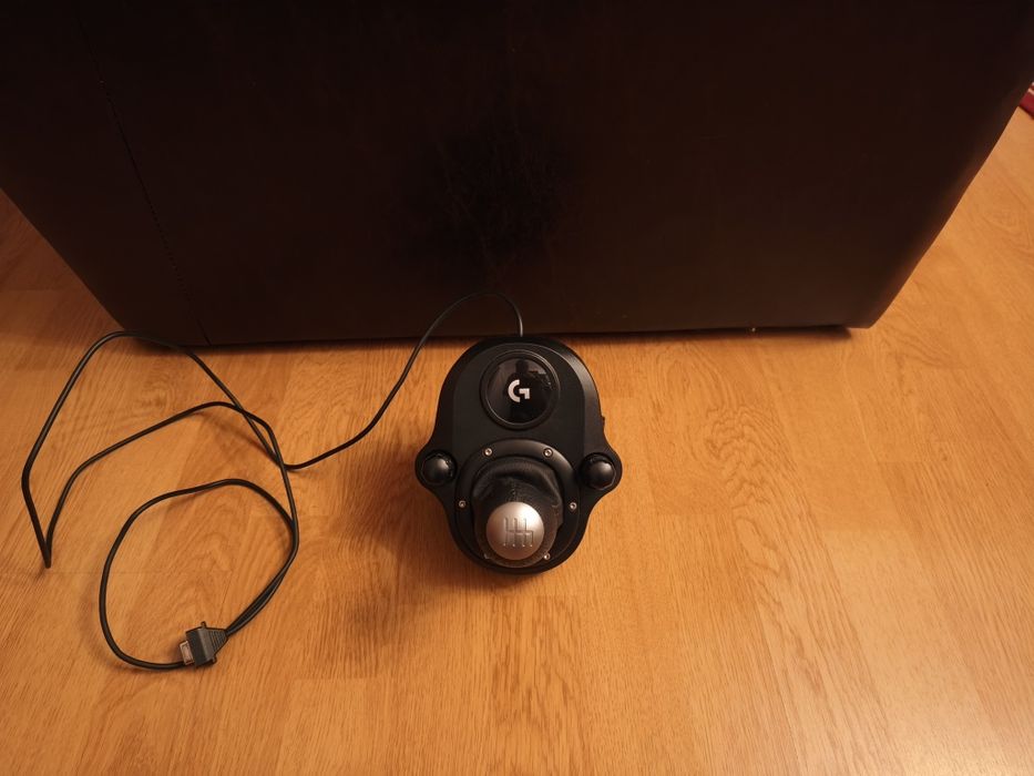 !VANDUT! Volan de gaming + pedale + schimbator  Logitech G29