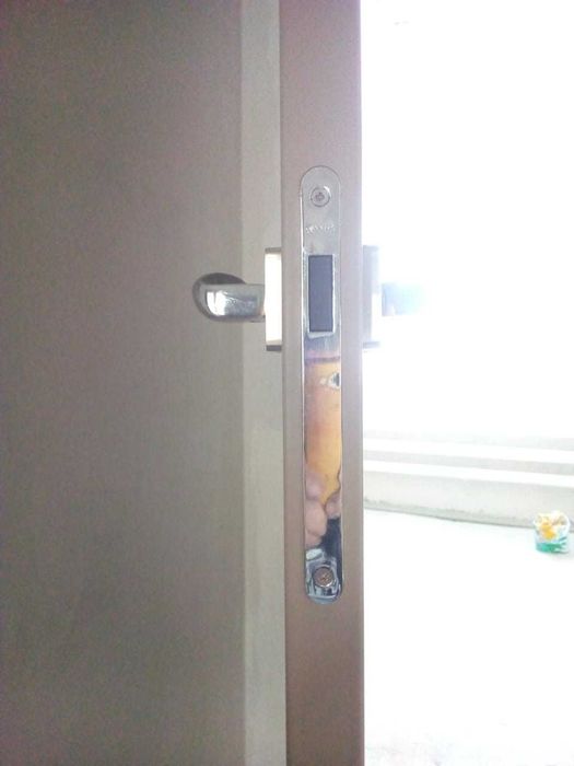 Установка дверей, окон, лестниц, плотницкие работы.