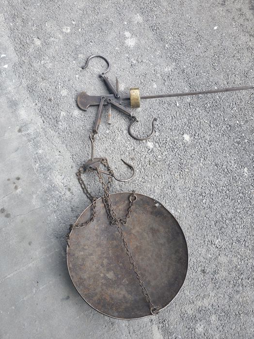 Стар метален  кантар с топуз