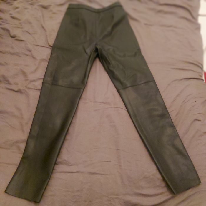 Vind pantaloni marimea M.