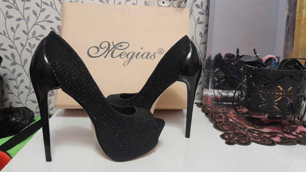 Дамски елегантни обувки на висок ток !!!