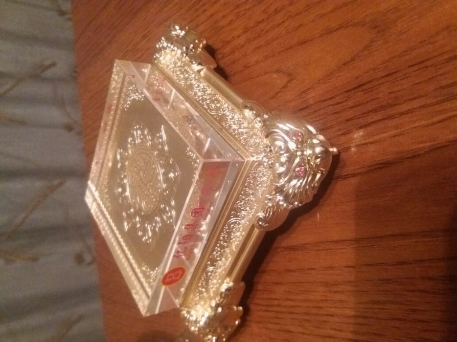 Декоративная золотая ваза .