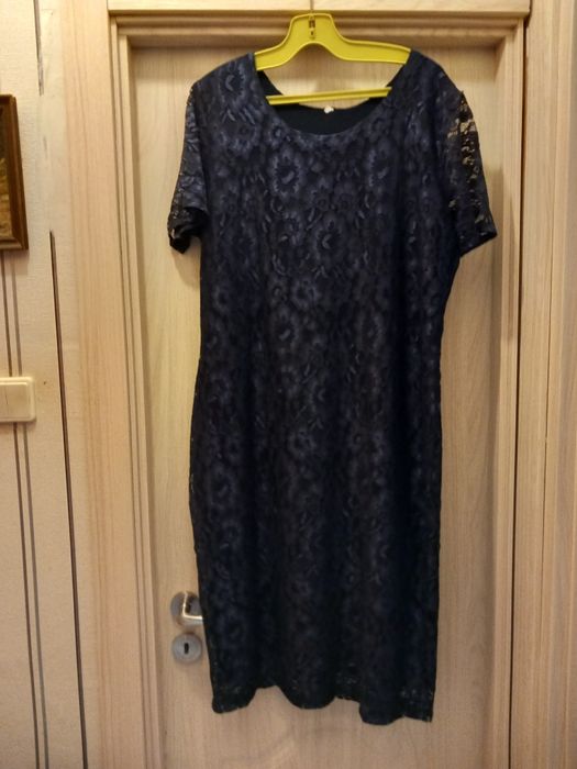 Дантелена рокля в тъмно синьо