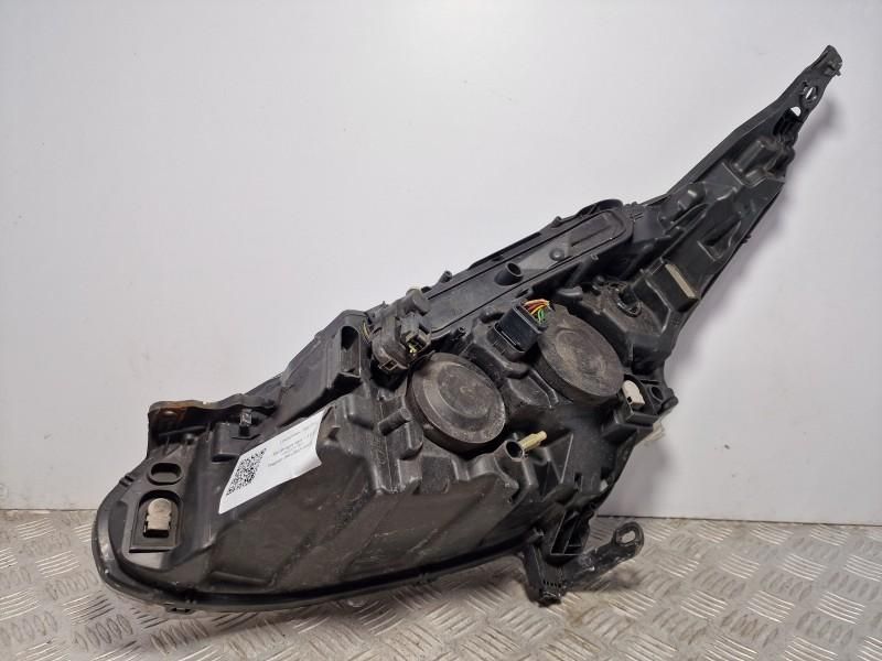 Far dreapta lupa + LED Peugeot 208