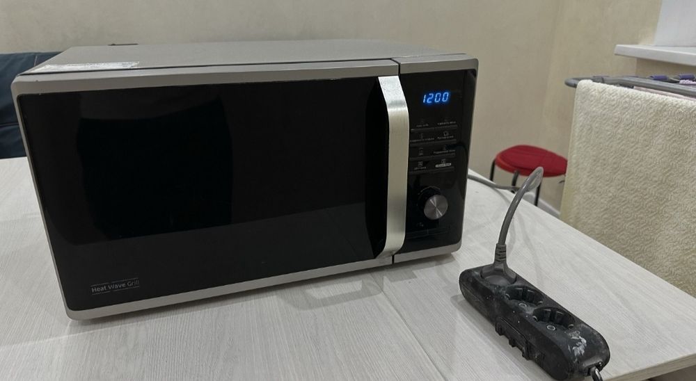 Рабочий микроволновка