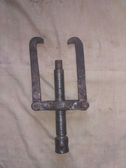 Съемник подшипников и шестерён двух лаповый СССР