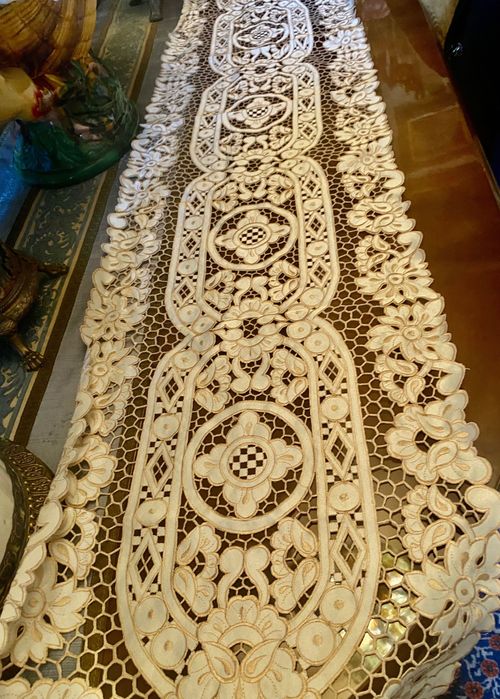 Deosebit centru de masă-macrame cu broderie -manuale-Franța