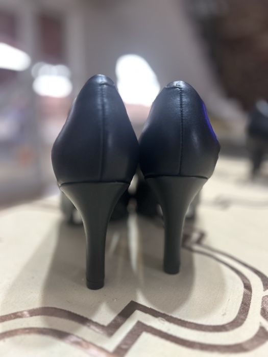 Vand pantofi din piele