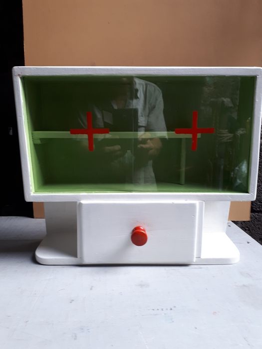 ретро българска дървена домашна аптечка от соца