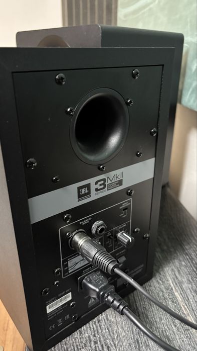 Студиный монитор JBL