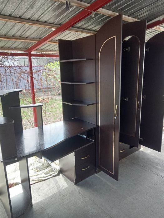 Продам отличный гарнитур.