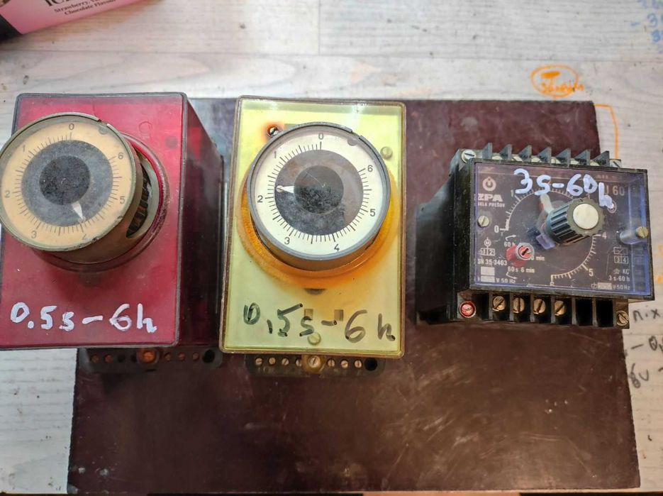 Продават се електромеханични таймери работещи на 220 волта