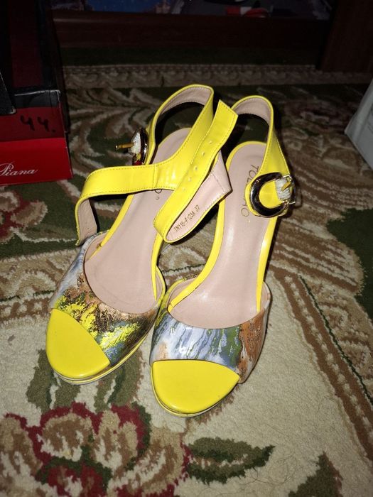 Яркие босоножки на танкетке