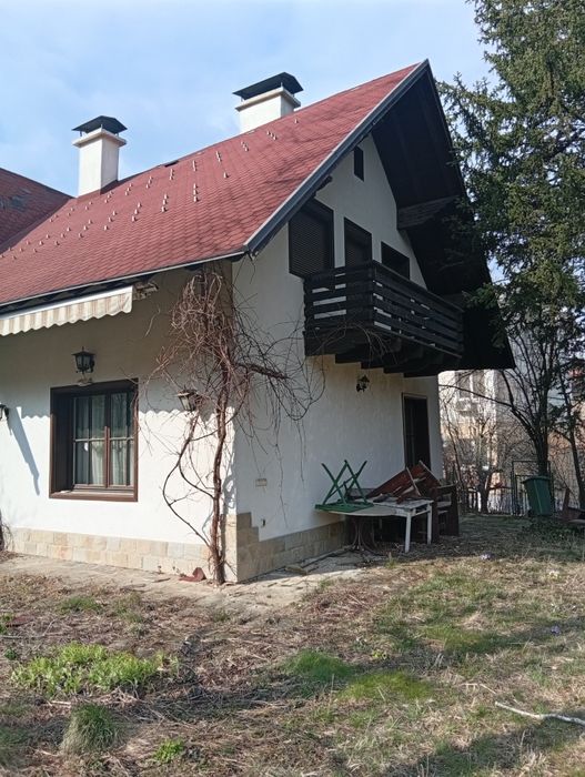 Къща с двор 2000 кв.м, гараж в м. Гърдова глава