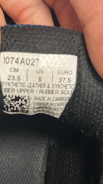Asics волейбол маратонки
